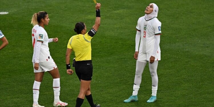 نهيلة بنزينة أول لاعبة ترتدي الحجاب في تاريخ نهائيات بطولة كأس العالم للسيدات ورئيس الـ”فيفا” يعلق ..