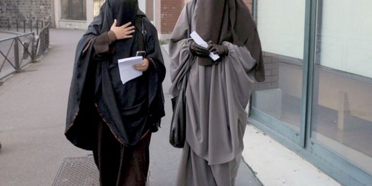 مصر.. نواب يعترضون على منع النقاب في المدارس