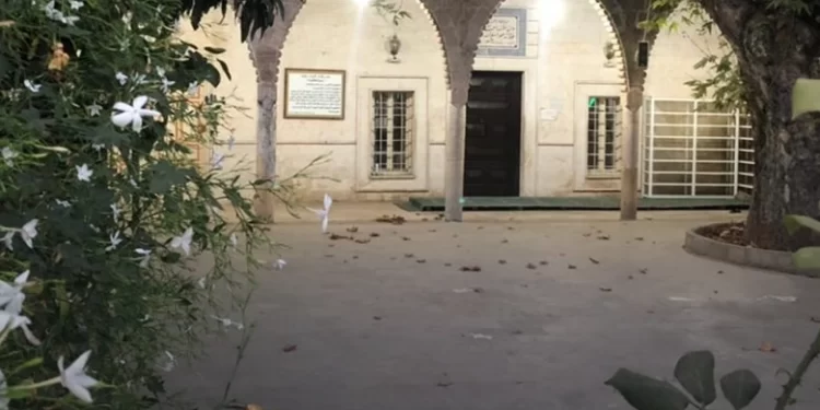 لبنان.. إنزال خطيب مسجد بالقوة عن المنبر ومنعه من إتمام خطبة الجمعة