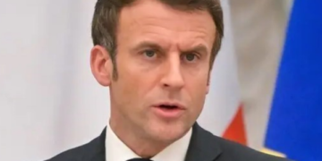 ماكرون: العسكريون في النيجر يحتجزون السفير الفرنسي