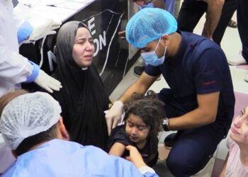 جوليان بورجر: معاناة الفلسطينيين تتفاقم مع نفاد المياه والوقود