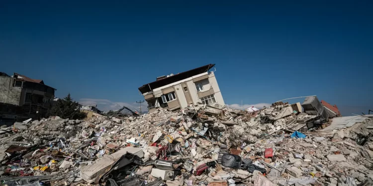 أفغانستان .. ارتفاع عدد القتلى نتيجة الزلزال في غرب البلاد إلى 2000 قتيل