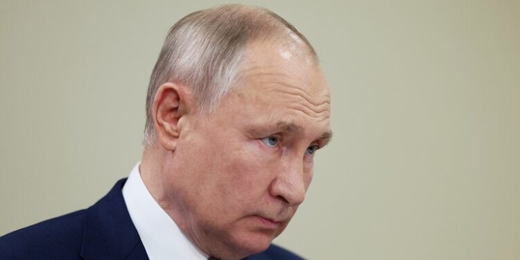 مجلة أمريكية: الكونغرس الأمريكي أعد لبوتين هدية أعياد الميلاد