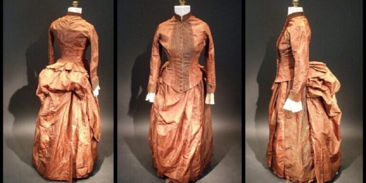 حل لغز شفرة مخبأة في فستان حريري منذ عام 1888