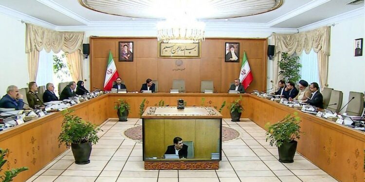 الحكومة الإيـــرانية تصدر أوامر إلى كل الجهات بحشد إمكاناتها لمتابعة وضع الرئيس ومرافقيه