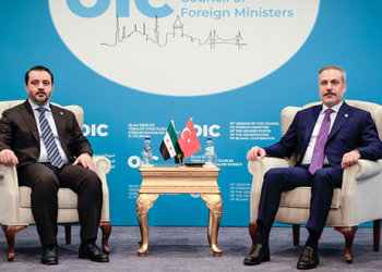 الوزير الشيباني يلتقي نظيره التركي على هامش أعمال الدورة الـ 51 لمجلس وزراء خارجية الدول الأعضاء في منظمة التعاون الإسلامي