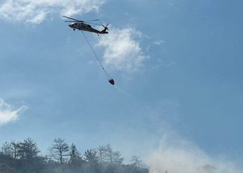 المروحيات التركية تشارك في إخماد الحرائق بمنطقة رأس البسيط في ريف اللاذقية